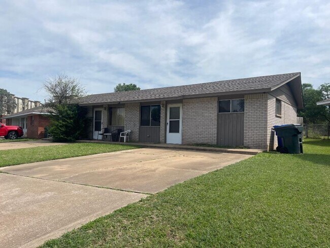 911 Deonne Cir
