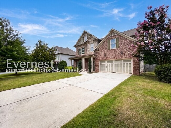 Photo - Spacious 5 Bed, 3 Bath Home with Fenced Yard and Garage / Pet Friendly / Available Now!