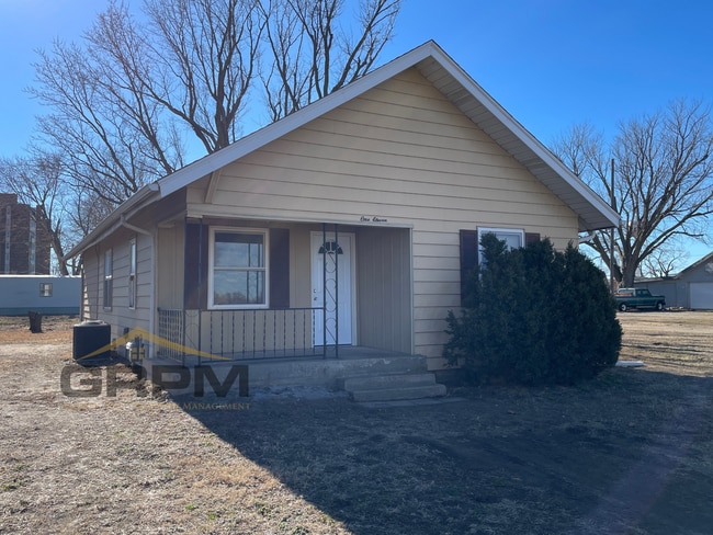 Building Photo - 2 bedroom home in South Hutchinson