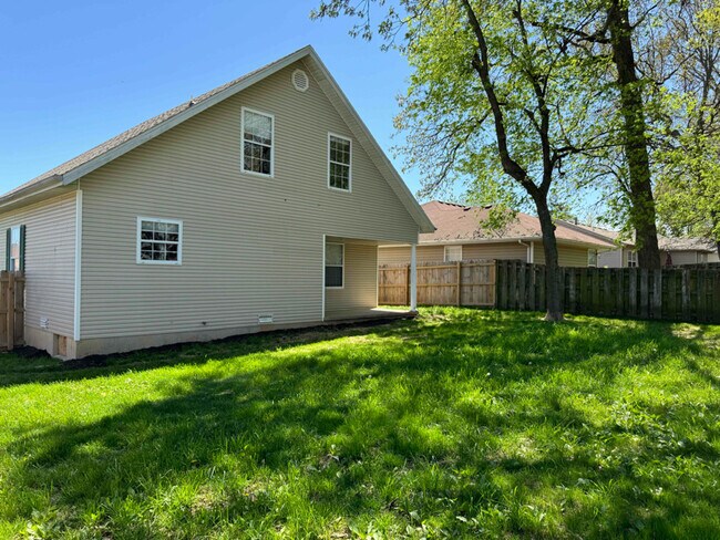 Photo - 827 Hickory Ln