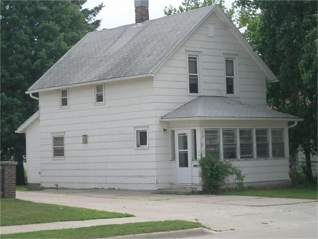 Building Photo - 527 S 15th St
