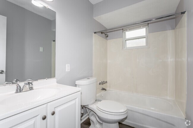 2BR, 1BA - 650 SF - Bathroom