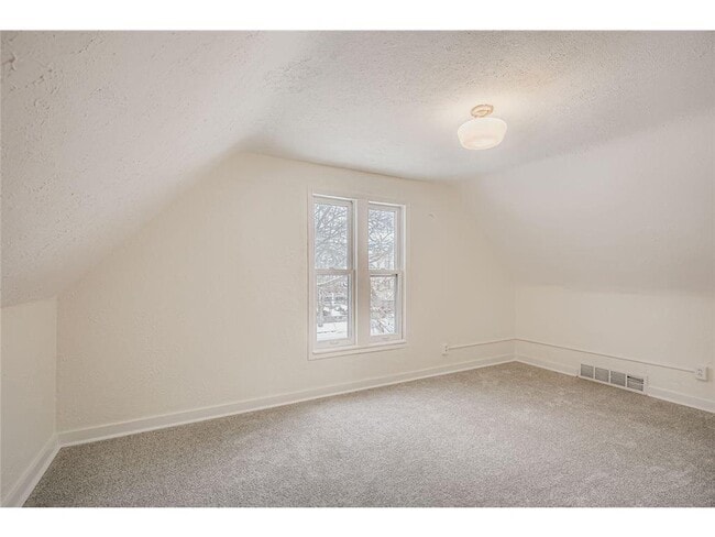 Photo - 84 Isabel St W