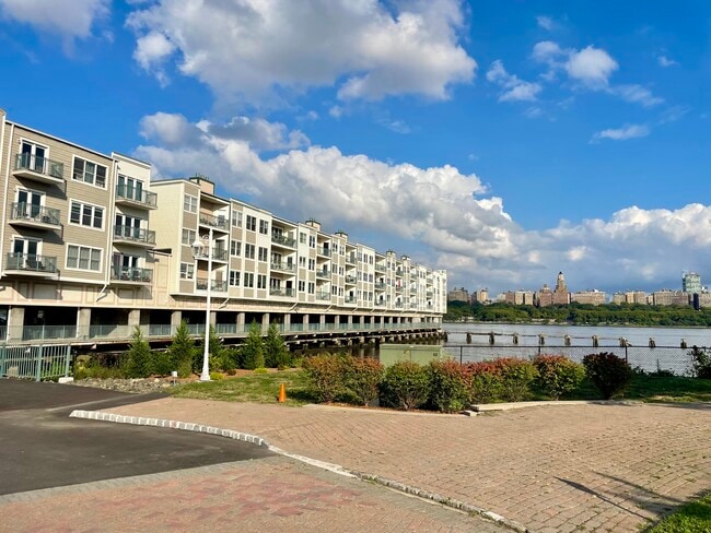 Photo - 325 The Promenade Unit Direct Waterfront + NYC Skyline & River Views