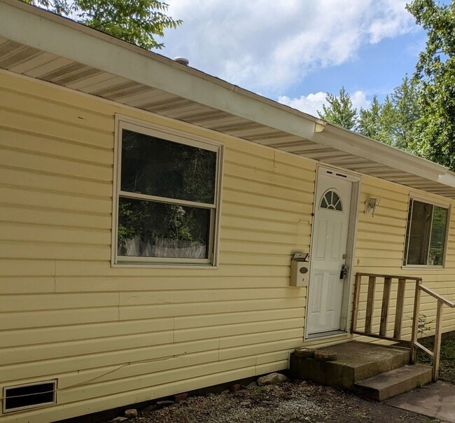 2 Bedroom | 1 bath - Remodeled Unit Locate... - 2 Bedroom | 1 bath - Remodeled House Unit Locate...