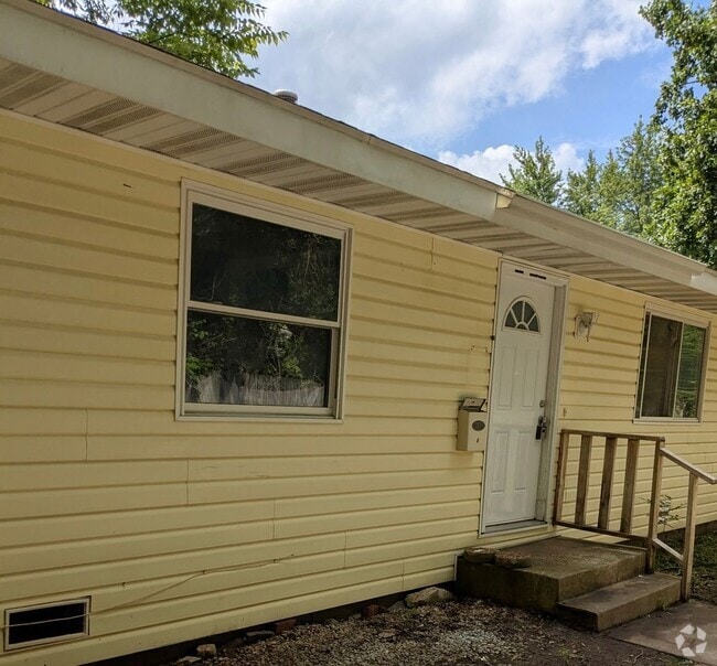 Building Photo - 2 Bedroom | 1 bath - Remodeled Unit Locate... Rental