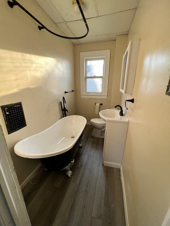 Photo - 114 Dr Samuel McCree Way Unit Downstairs