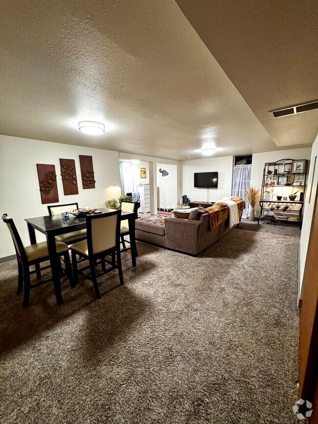 Building Photo - 3311 W Fairview Ave Unit Basement Rental