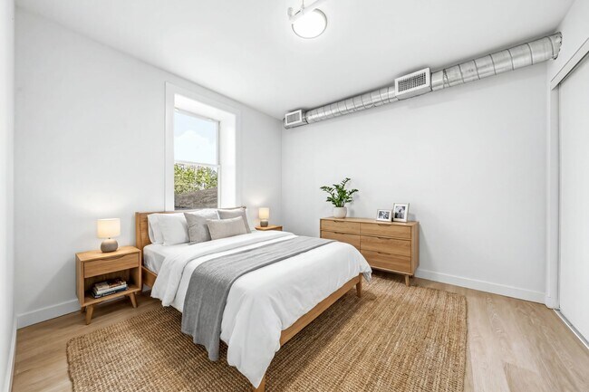 Photo - 325 James St S