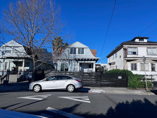 Building Photo - 722 30th St Unit UPPER