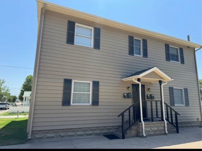 Building Photo - 815 N Adams St Unit 2