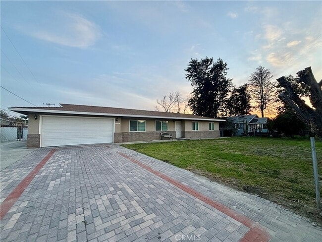 Building Photo - 1795 E Victoria Ave