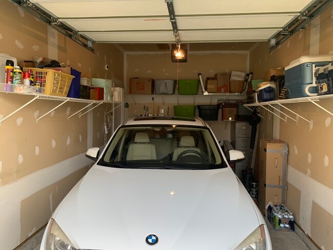 Cochera - 10000 Goldenwood Ct