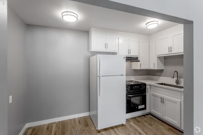 1BR, 1BA - Kitchen