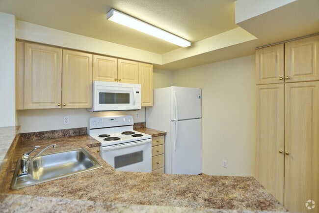 2BR, 1.5BA - 870 SF