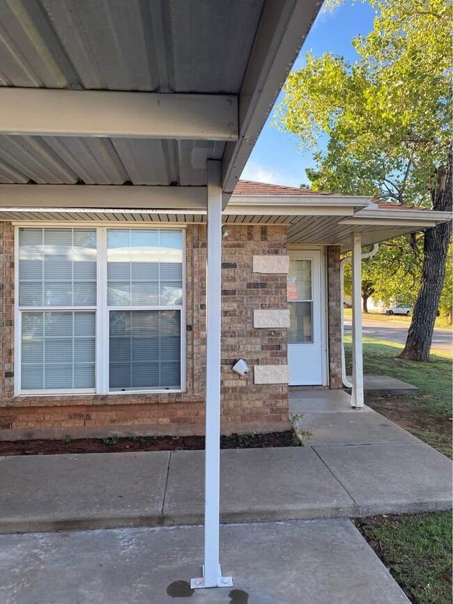 Building Photo - 1300 32nd St Rental