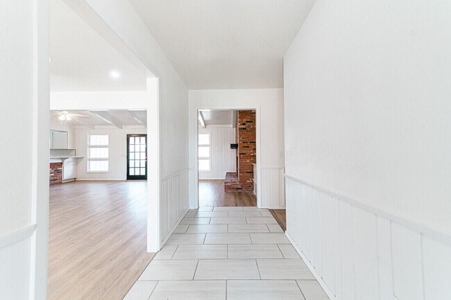 Photo - 2114 56th St