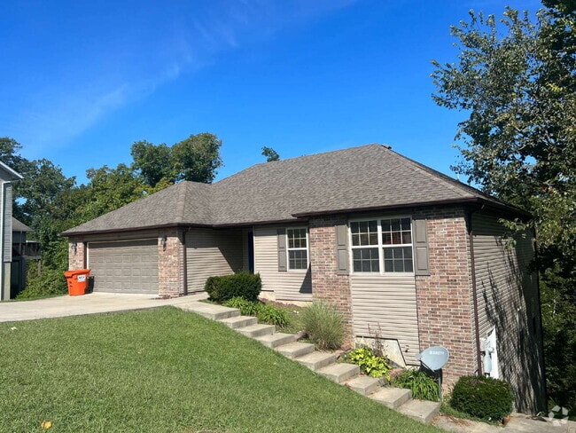 Building Photo - Spacious 5 Bedroom with 2nd Kitchen Rental