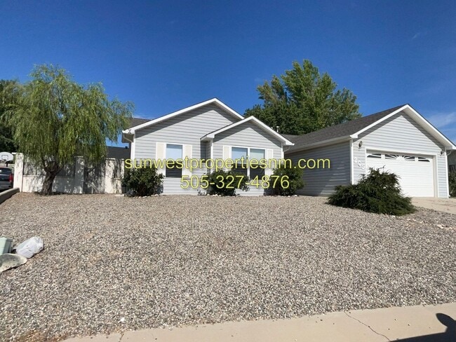Building Photo - 3 bed, 2 bath, 2 car garage with fenced ba... Rental