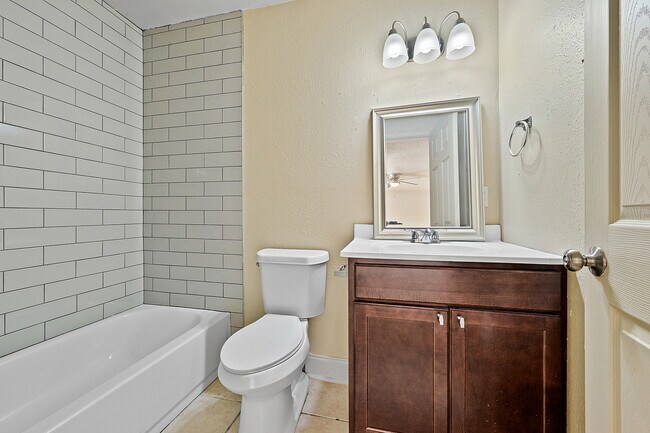 Photo - 1077 N Donmoor Ave Unit #b