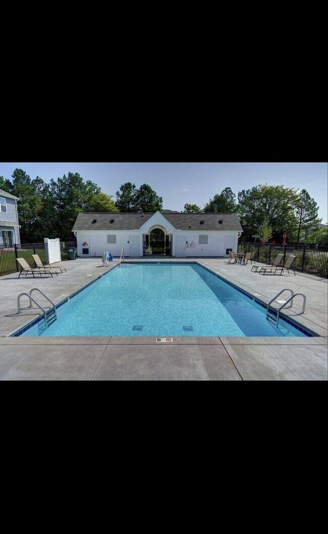 Like New Basement Townhome in North Charlo... House Rental in