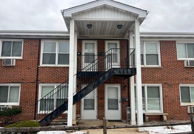 Building Photo - 4340 Wilson Ave Unit 5