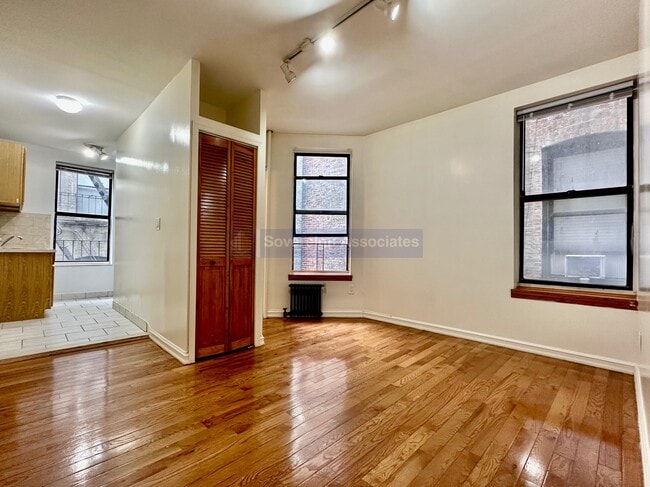 Building Photo - 3133 Broadway