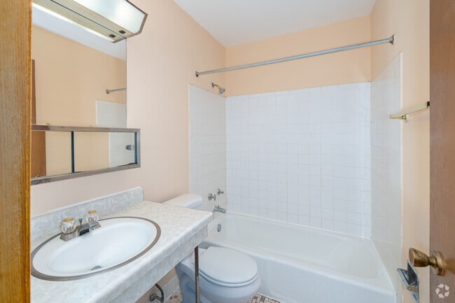 2BR, 1.5BA - 1,000SF - Second Bathroom