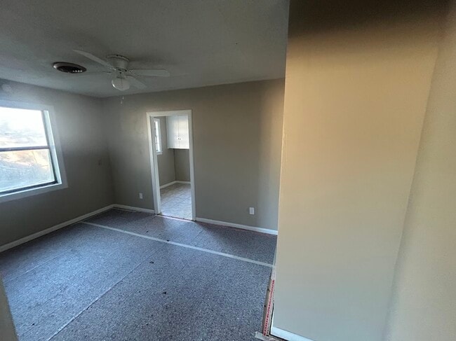 902 Mercedes St