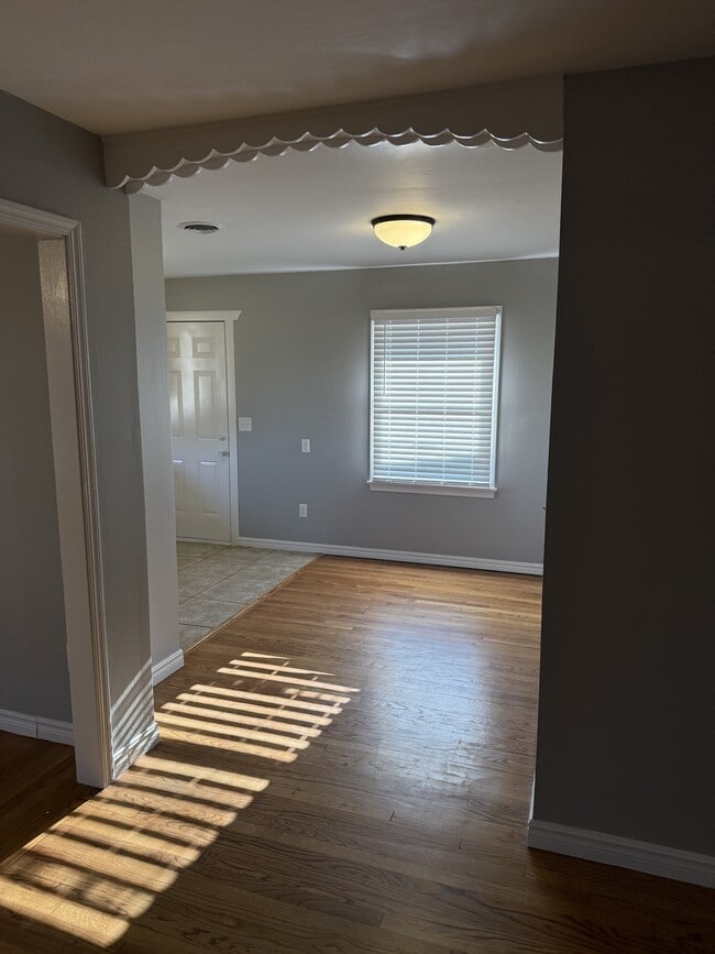 Photo - 428 E 8th St