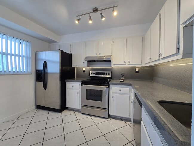 Photo - 7440 Harding Ave Unidad 403