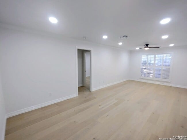 Photo - 7815 Broadway St