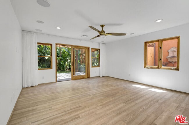 Photo - 1138 1\2 N Poinsettia Pl