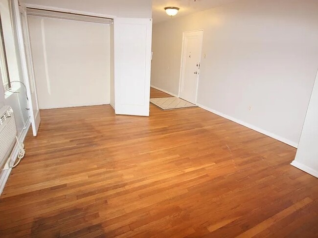 Photo - LONDON TERRACE APARTMENTS -- 014