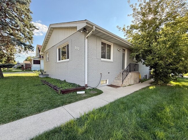 Building Photo - Awesome 2 Bed/1 Bath Duplex Unit! In-Unit ... Rental