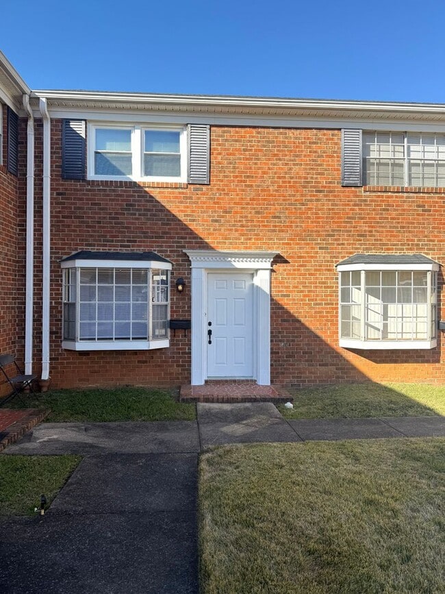 Building Photo - Adorable 2 Bedroom Convenient to I-29, Sho...