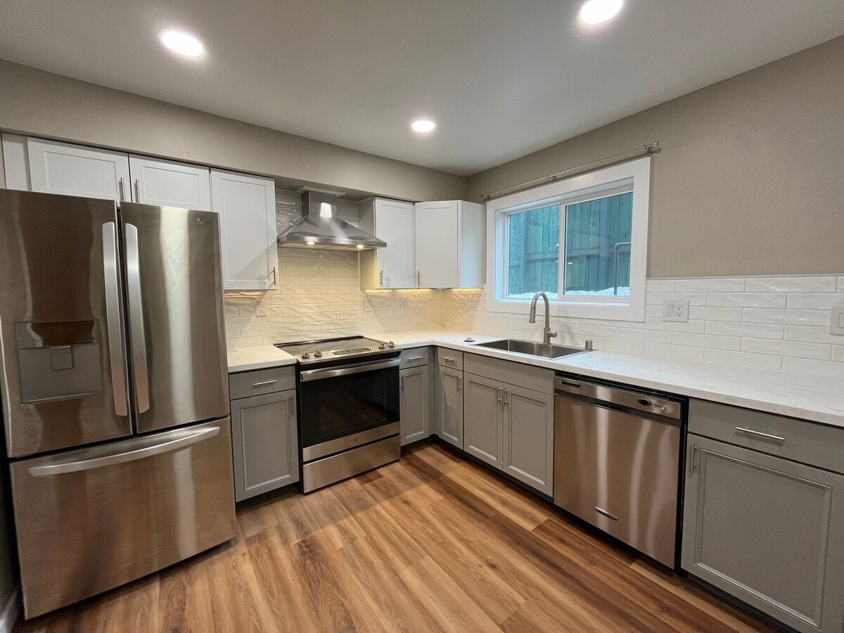 Remodeled 2 Bedroom in Third Addition - Remodeled 2 Bedroom in Third Addition Unit 3