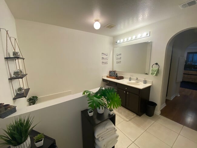 Photo - 4600 Tarrega St