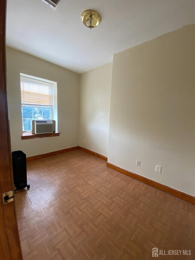 Photo - 98 Catalpa Ave Unidad 2