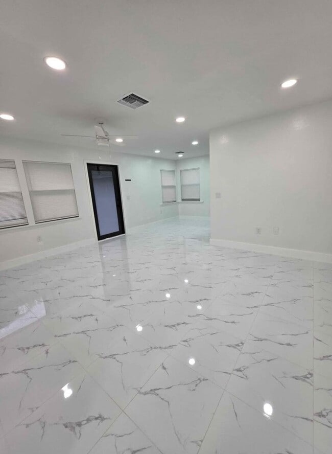 Photo - 4776 Carver St