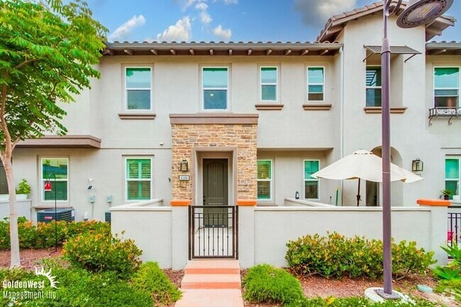 Building Photo - Stunning 3Bdm 2.5Ba Townhouse in Gated Com...