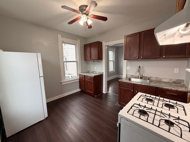 Photo - Modern Spacious 2+ Bedroom Lower Unit