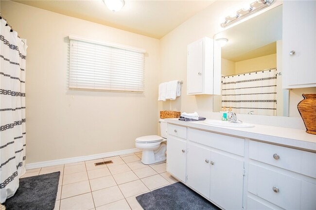 Building Photo - 107 NW Winfield Ln