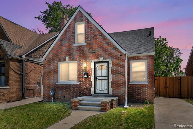 Photo - 15810 Robson St