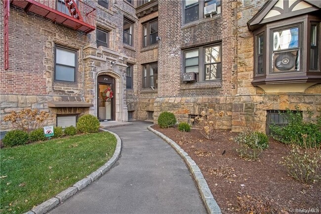 Building Photo - 254 Martine Ave Unit 1C