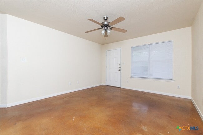 Photo - 211 W Arlo Rd