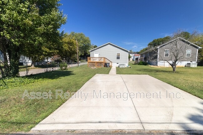 Building Photo - 524 Midlake Dr NE Rental