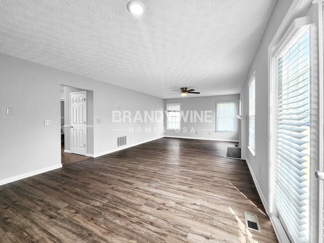 Photo - 4902 Fielding Way