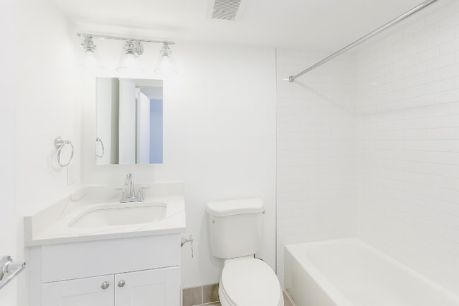 Photo - 4465 MacArthur Blvd NW Apartamento Unidad 104