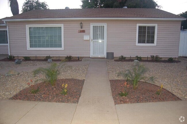 Building Photo - 4 Bedroom 2 Bath Home in College Area near...